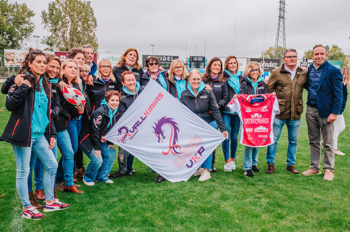 Homenaje del VRAC a las Valkirias del Pisuerga por la celebración del día Internacional del Cáncer de mama y el acto en el que acudieron los integrantes de la Fundación Intras.  / El Día de Valladolid