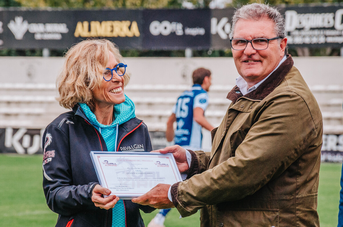 Homenaje del VRAC a las Valkirias del Pisuerga por la celebración del día Internacional del Cáncer de mama y el acto en el que acudieron los integrantes de la Fundación Intras.  / El Día de Valladolid