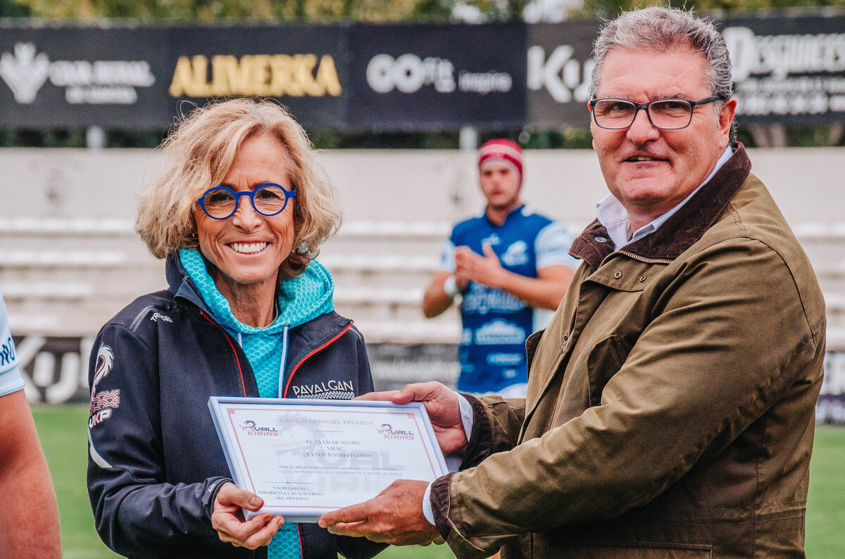 Homenaje del VRAC a las Valkirias del Pisuerga por la celebración del día Internacional del Cáncer de mama y el acto en el que acudieron los integrantes de la Fundación Intras.  / El Día de Valladolid