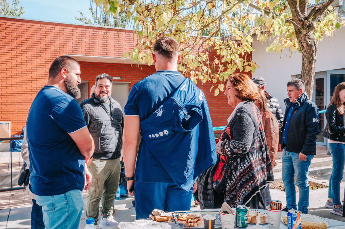 Homenaje del VRAC a las Valkirias del Pisuerga por la celebración del día Internacional del Cáncer de mama y el acto en el que acudieron los integrantes de la Fundación Intras.  / El Día de Valladolid