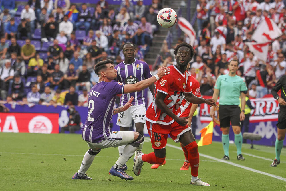 El defensa ghanés del Rayo Vallecano Abdul Mumin se escapa de Luis Pérez.