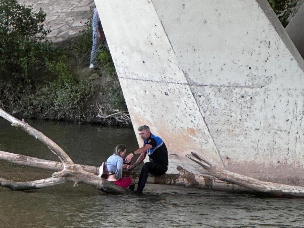 Intervención de Policía y Bomberos para el rescate de una mujer en el Pisuerga.