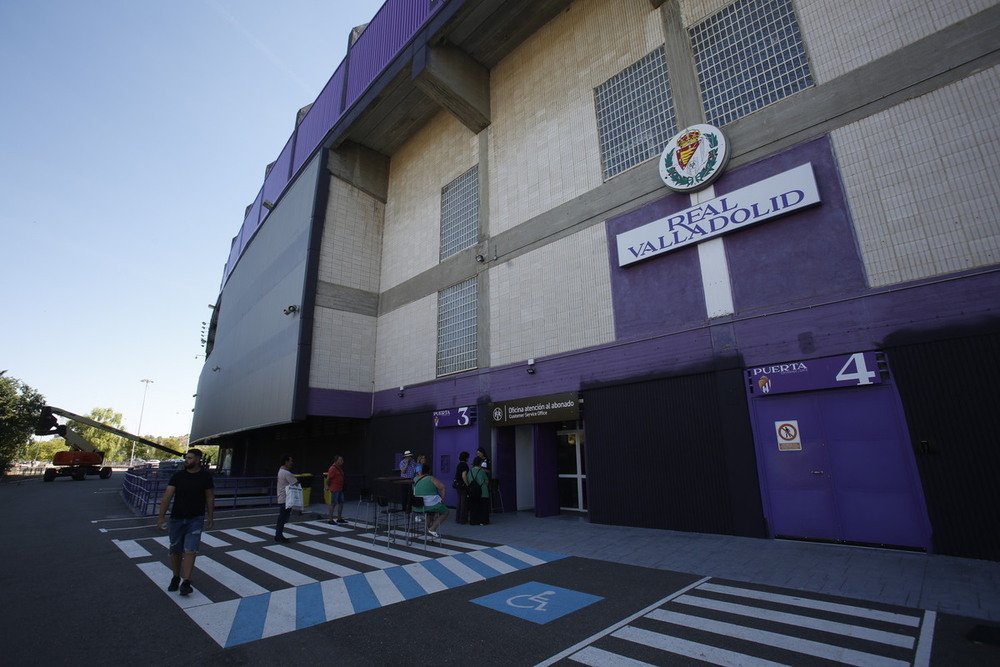 El Estadio José Zorrilla ya luce su escudo | Noticias El Día de Valladolid