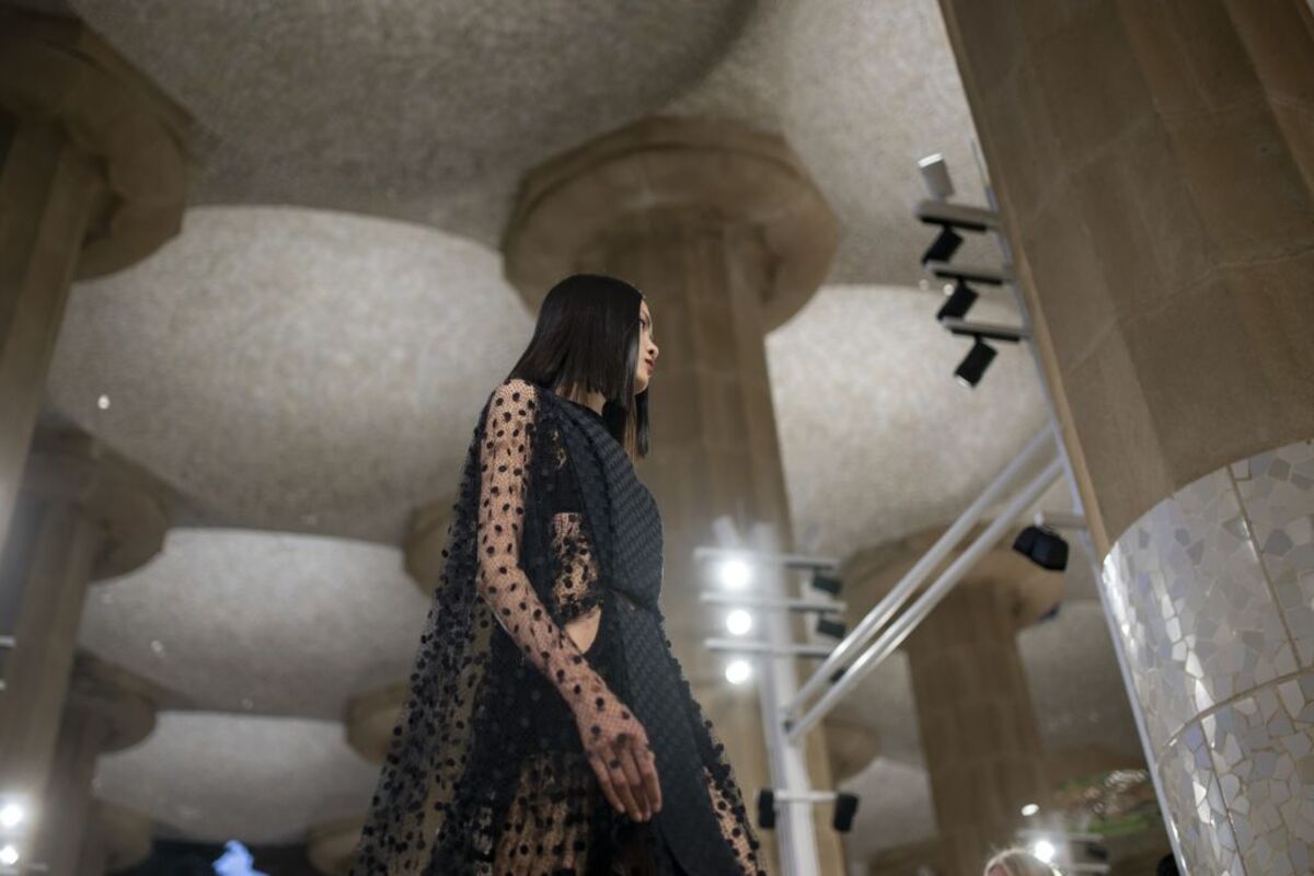 El Park Güell de Barcelona acoge hoy el desfile de la colección Crucero 2025 de Louis Vuitton,  / LORENA SOPÊNA