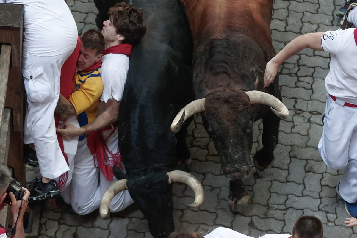 Los toros Cebada Gago protagonizan un encierro rápido y peligroso  / EFE/JESÚS DIGES