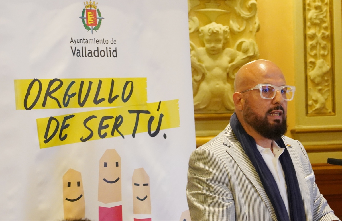 El Ayuntamiento de Valladolid celebra el acto institucional con motivo del Día del Orgullo LGTBI 2024.  / MIRIAM CHACÓN ICAL