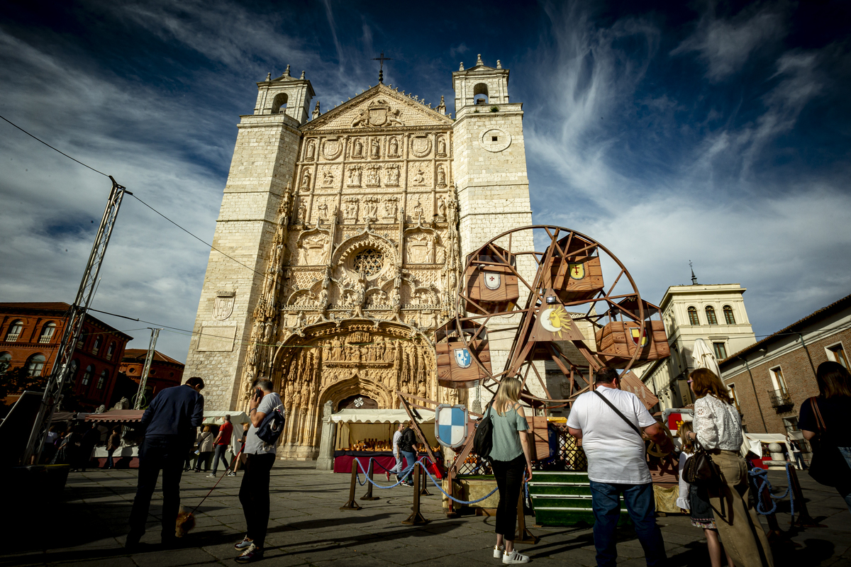 Mercado Castellano en San Pablo durante las fiestas de San Pedro Regalado  / JONATHAN TAJES