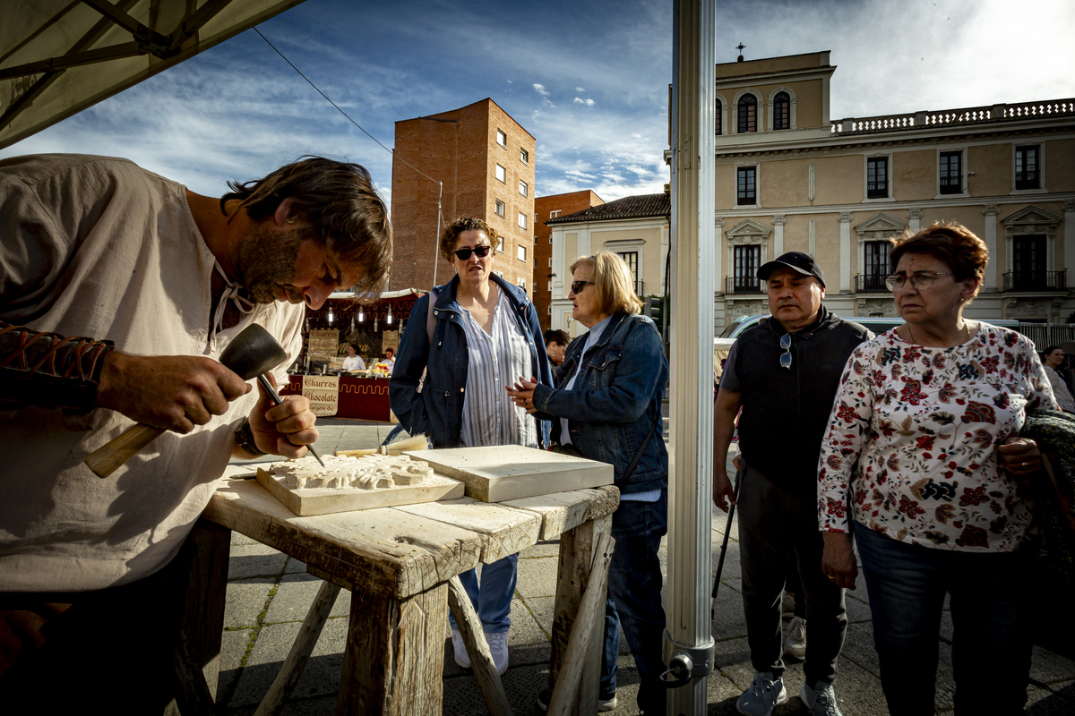 Mercado Castellano en San Pablo durante las fiestas de San Pedro Regalado  / JONATHAN TAJES