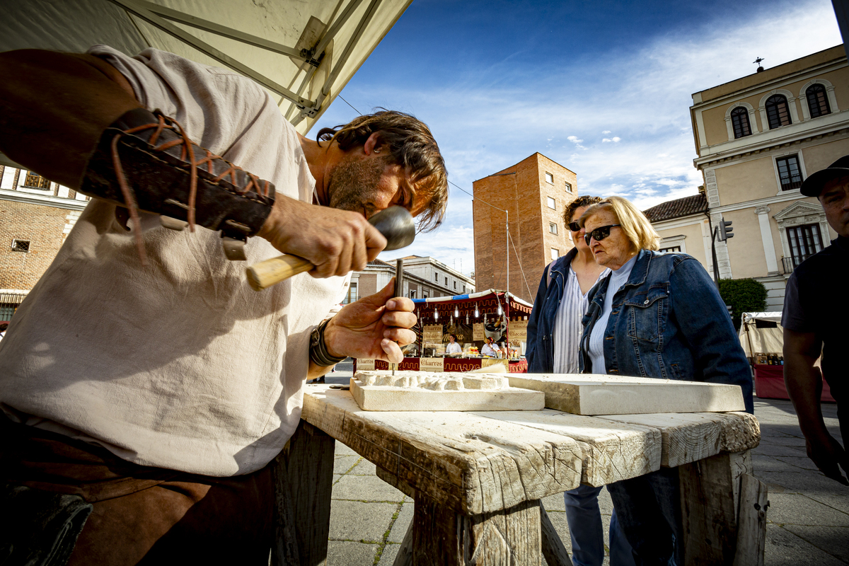 Mercado Castellano en San Pablo durante las fiestas de San Pedro Regalado  / JONATHAN TAJES