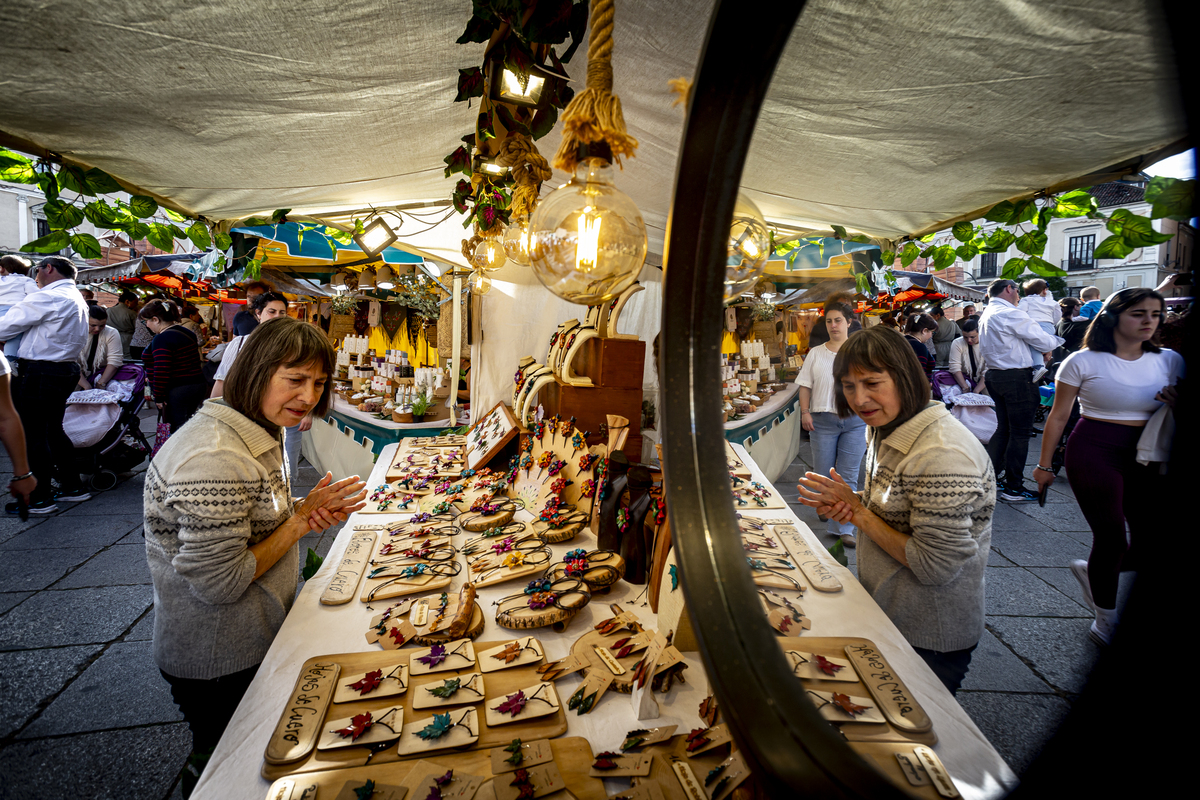 Mercado Castellano en San Pablo durante las fiestas de San Pedro Regalado  / JONATHAN TAJES