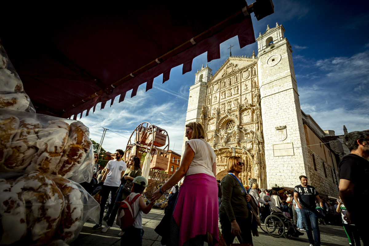 Mercado Castellano en San Pablo durante las fiestas de San Pedro Regalado  / JONATHAN TAJES