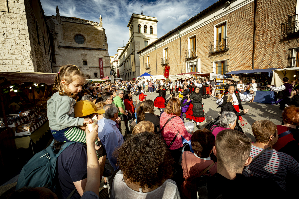 Mercado Castellano en San Pablo durante las fiestas de San Pedro Regalado  / JONATHAN TAJES