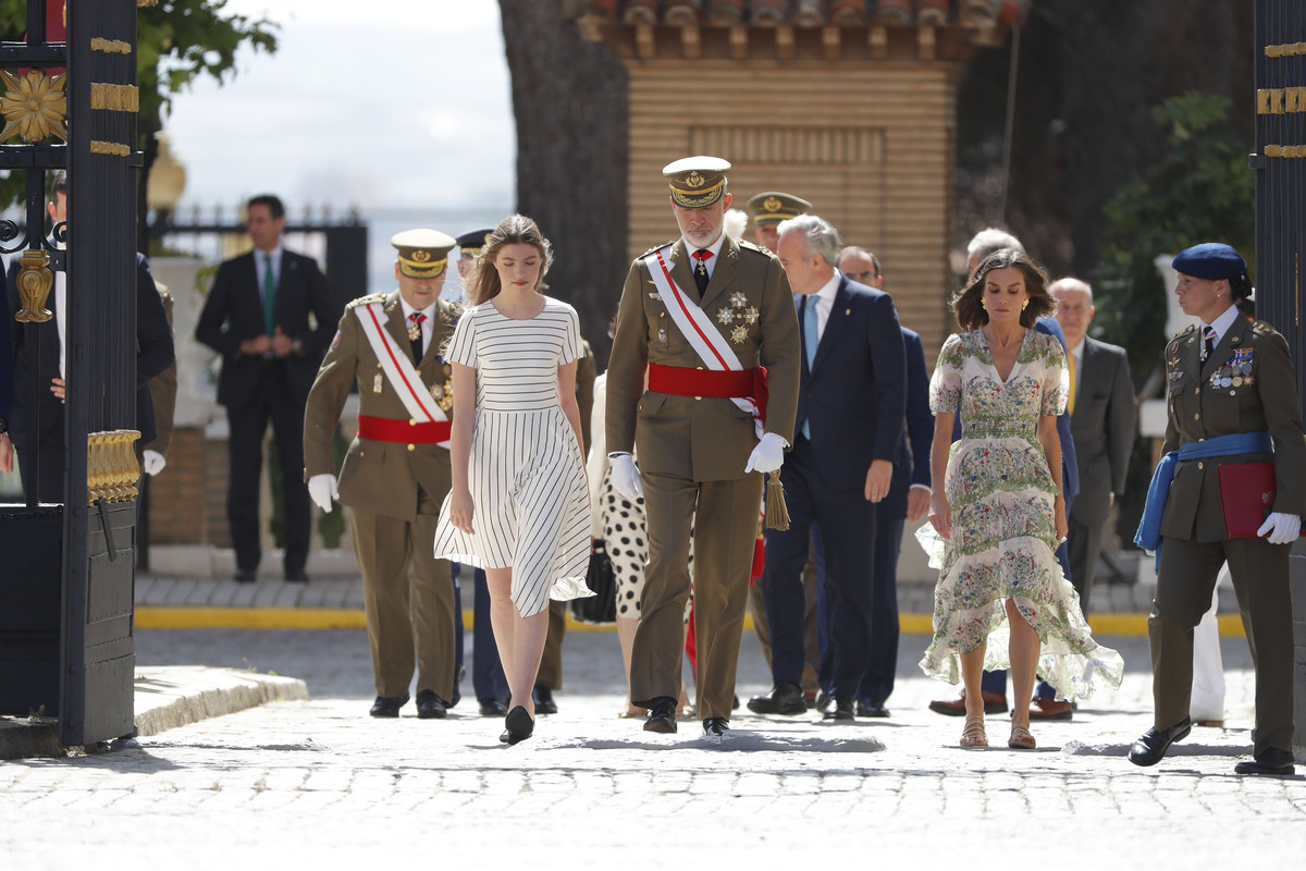 Leonor de Borbón recibe de manos del rey su despacho de alférez tras un año en Zaragoza