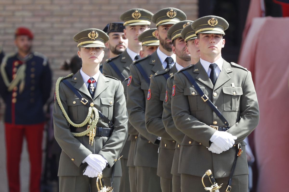 Leonor de Borbón recibe de manos del rey su despacho de alférez tras un año en Zaragoza  / JAVIER CEBOLLADA