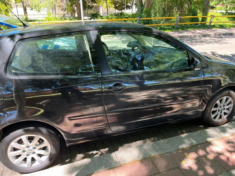 Uno de los coches rayados en el paseo del Cauce.