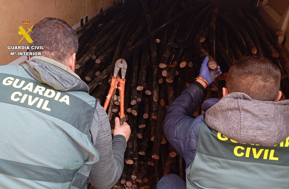 La Guardia Civil interviene en una operación contra el robo de cobre.