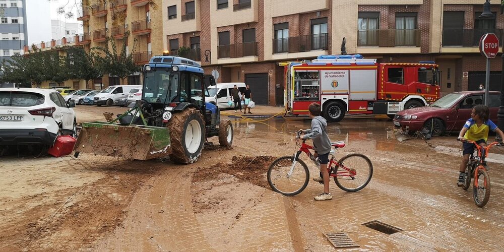 Bomberos de Valladolid trabajan en las zonas afectadas por la DANA en Valencia.