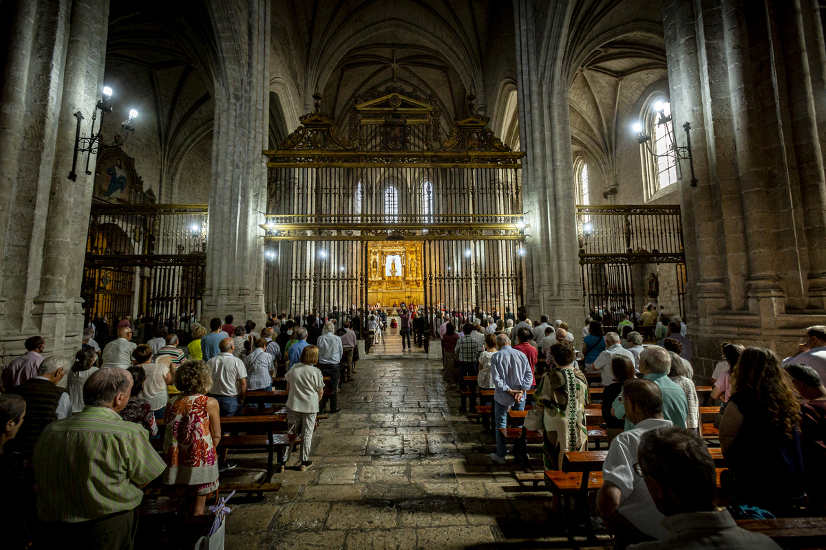 Valladolid se despide de Teófanes Egido en 'su' iglesia  / JONATHAN TAJES