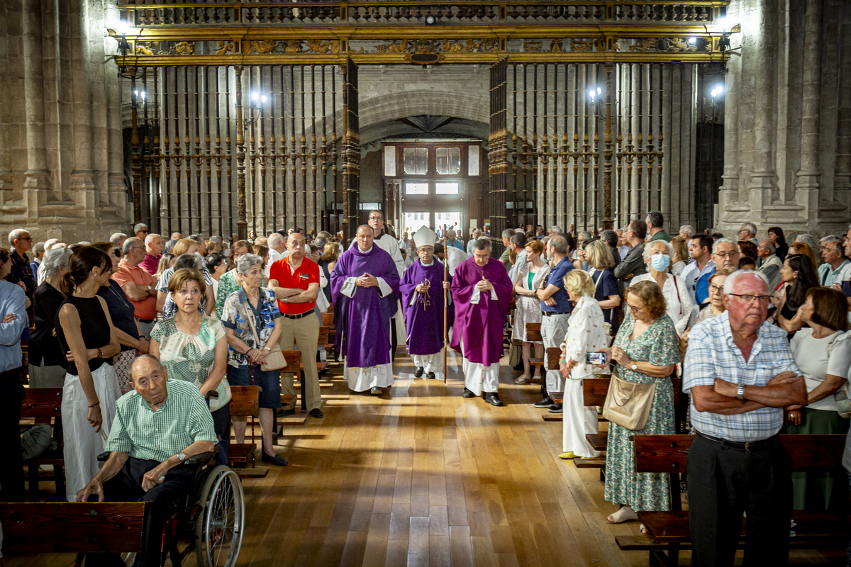 Valladolid se despide de Teófanes Egido en 'su' iglesia  / JONATHAN TAJES