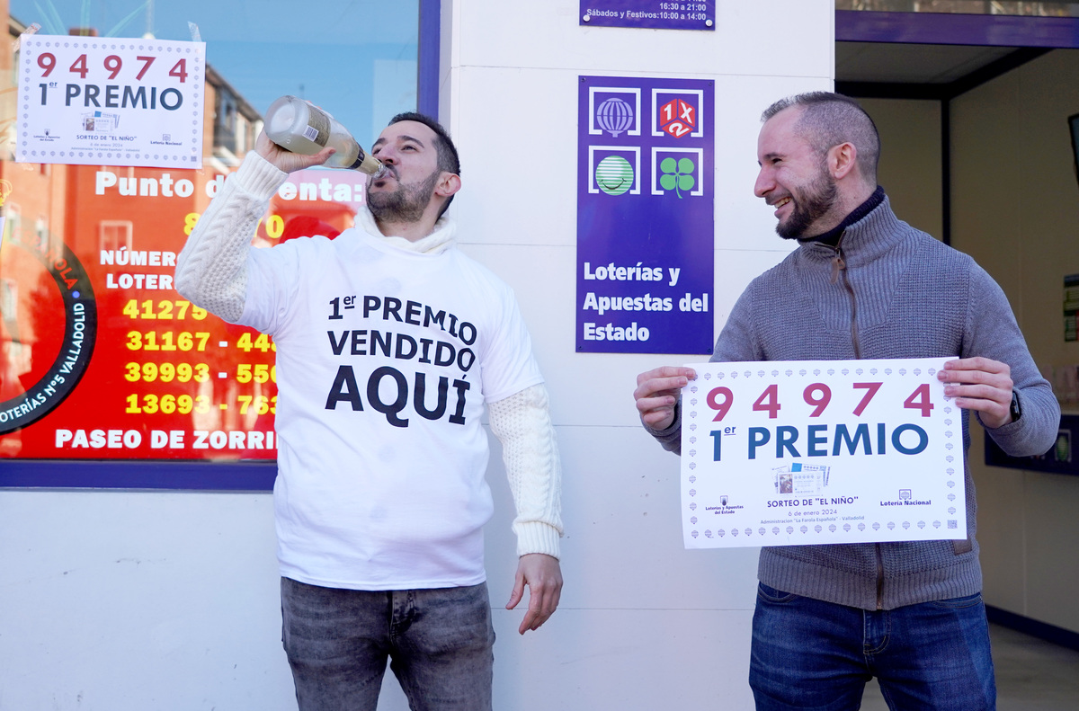 Celebración en La Farola Española (paseo de Zorrilla, 83), que ha repartido dos millones con diez décimos del primer premio de El Niño.