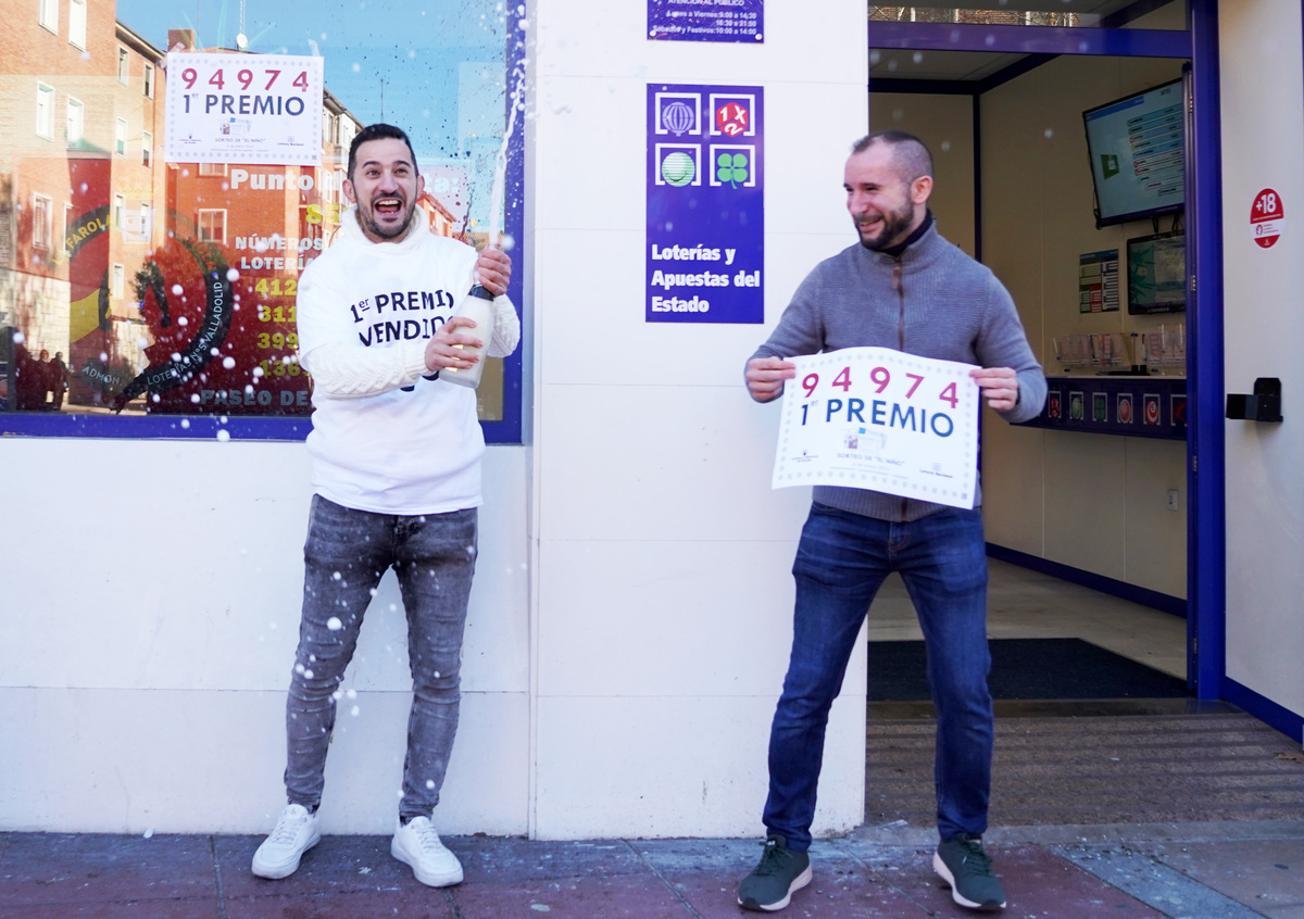 Celebración en La Farola Española (paseo de Zorrilla, 83), que ha repartido dos millones con diez décimos del primer premio de El Niño.  / ICAL