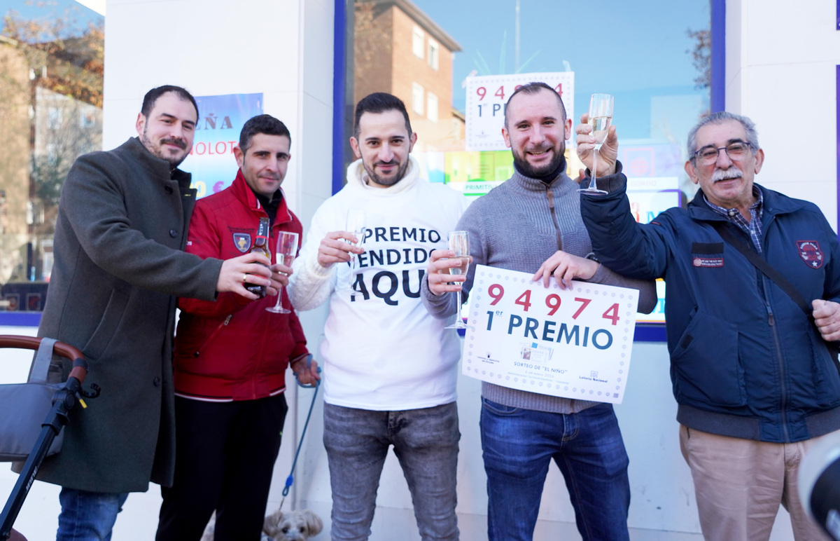 Celebración en La Farola Española (paseo de Zorrilla, 83), que ha repartido dos millones con diez décimos del primer premio de El Niño.  / ICAL