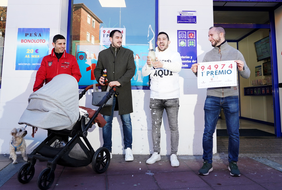 Celebración en La Farola Española (paseo de Zorrilla, 83), que ha repartido dos millones con diez décimos del primer premio de El Niño.  / ICAL