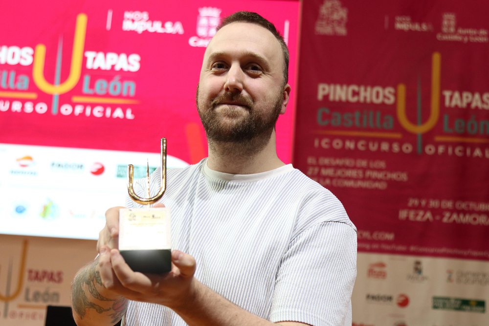 Juan Carlos Jiménez, del restaurante Azul Mediterráneo, con el trofeo de ganador del Concurso Oficial de Pinchos y Tapas de Castilla y León.