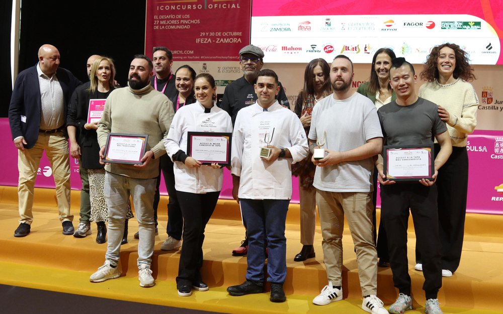 Premiados y miembros del jurado del Concurso Oficial de Pinchos y Tapas de Castilla y León posan con los galardones.