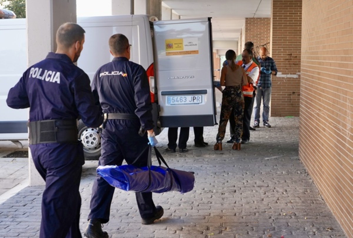 Hallan una mujer muerta en un incendio en la calle Sisón.  / ICAL