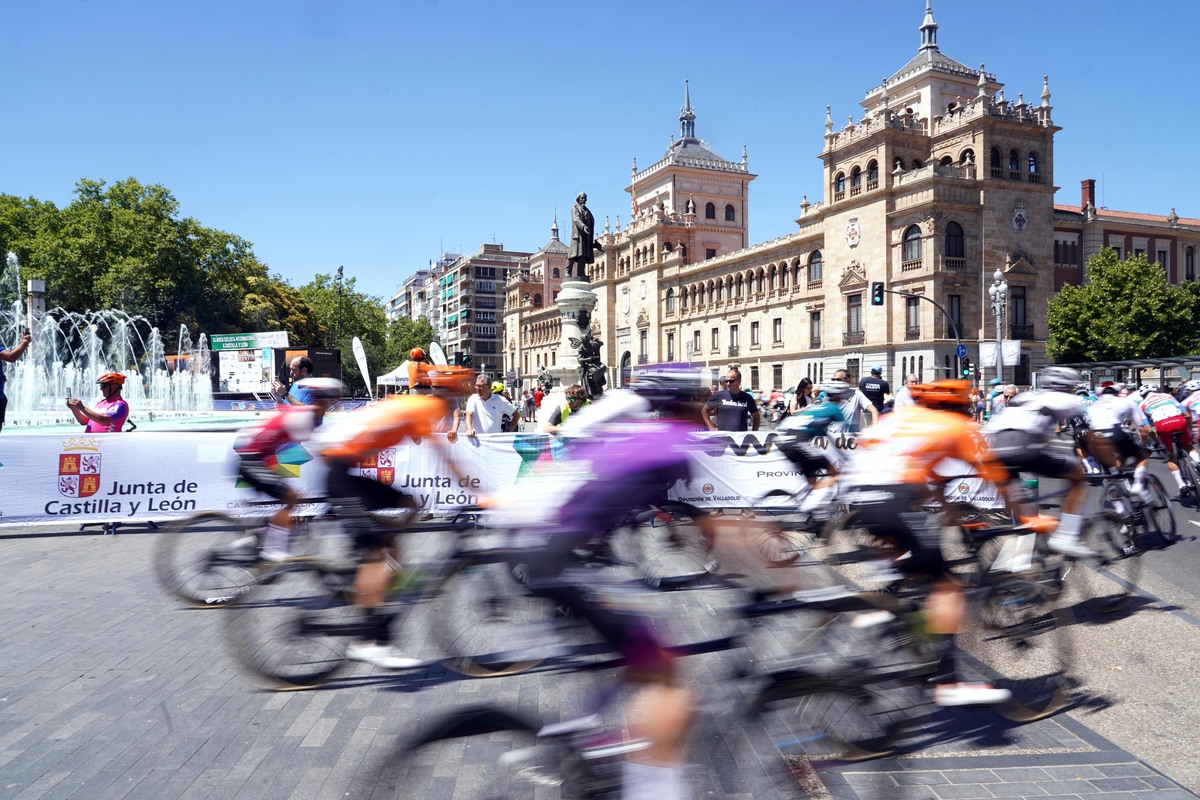  Salida de la plaza Zorrilla de la XXVIII Clásica ciclista internacional a Castilla y León.  / MIRIAM CHACÓN ICAL