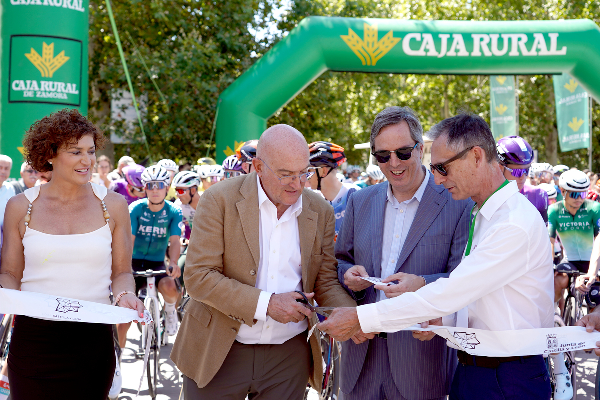 El alcalde, Jesús Julio Carnero, realiza el corte de la cinta con el director general de Deportes, Enrique Sánchez-Guijo; la concejala Mayte Martínez y el director de la XXVIII Clásica ciclista internacional a Castilla y León, Lale Cubino.  / MIRIAM CHACÓN ICAL