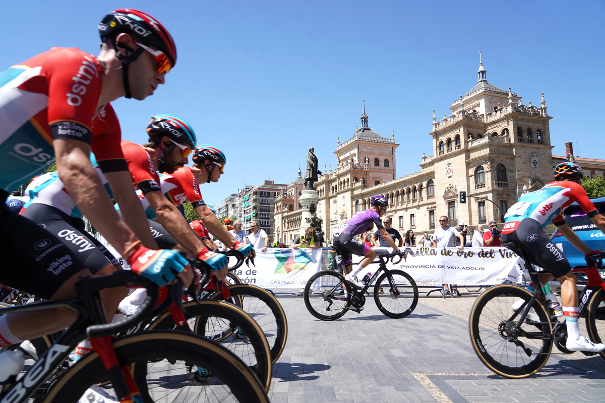 Salida de la plaza Zorrilla de la XXVIII Clásica ciclista internacional a Castilla y León.  / MIRIAM CHACÓN ICAL