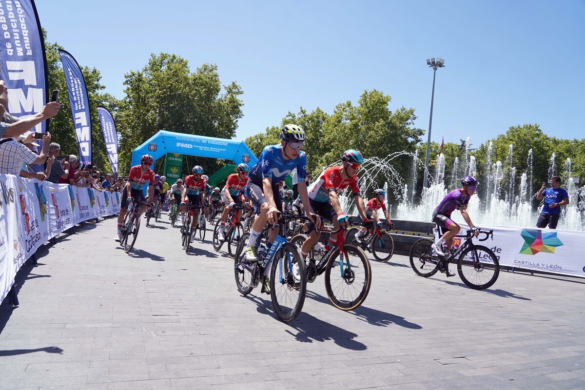 Salida de la plaza Zorrilla de la XXVIII Clásica ciclista internacional a Castilla y León.  / MIRIAM CHACÓN ICAL