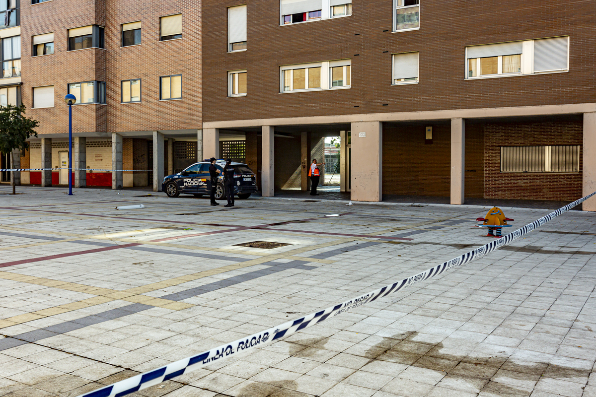 Piso en la calle Sisón de pajarillos altos donde ha habido un incendio y se ha encontrado en cadaver de una mujer con signos de violencia  / JT