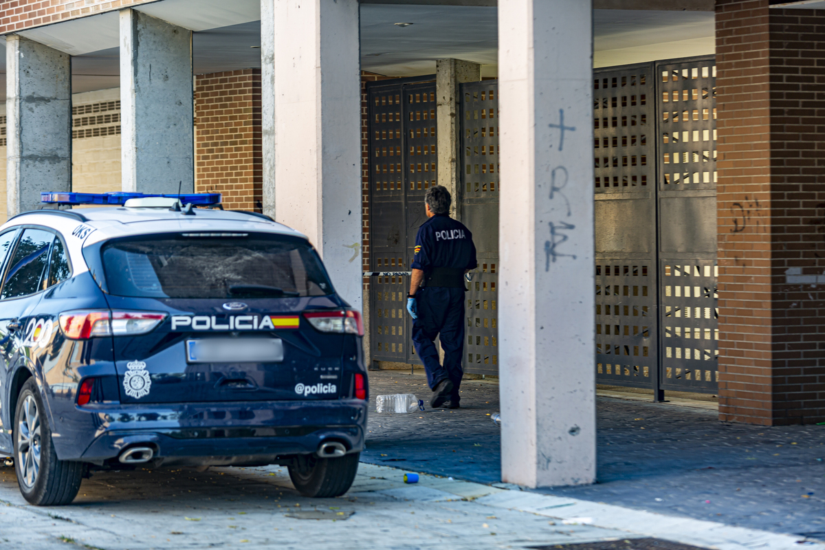 Piso en la calle Sisón de pajarillos altos donde ha habido un incendio y se ha encontrado en cadaver de una mujer con signos de violencia  / JT