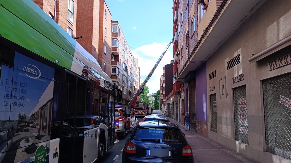 Intervención de Bomberos en la calle Júpiter de Valladolid por una falsa alarma de incendio.