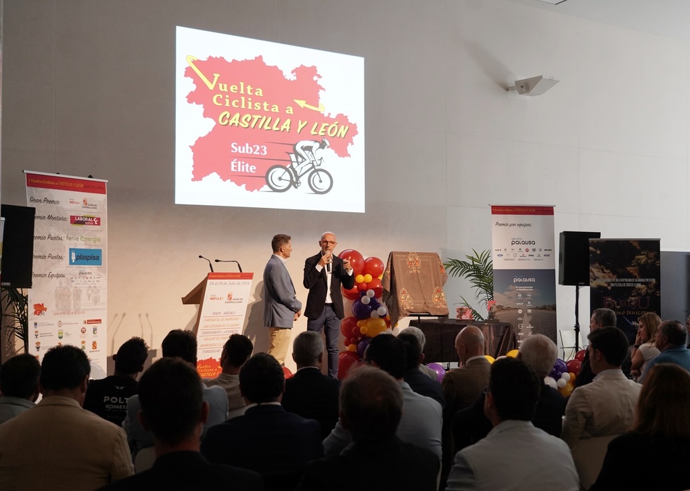 El consejero de Cultura, Turismo y Deporte, Gonzalo Santonja, presenta l junto al responsable de la prueba, Carlos Castro, a I Vuelta Ciclista a Castilla y León Sub-23 y Élite.