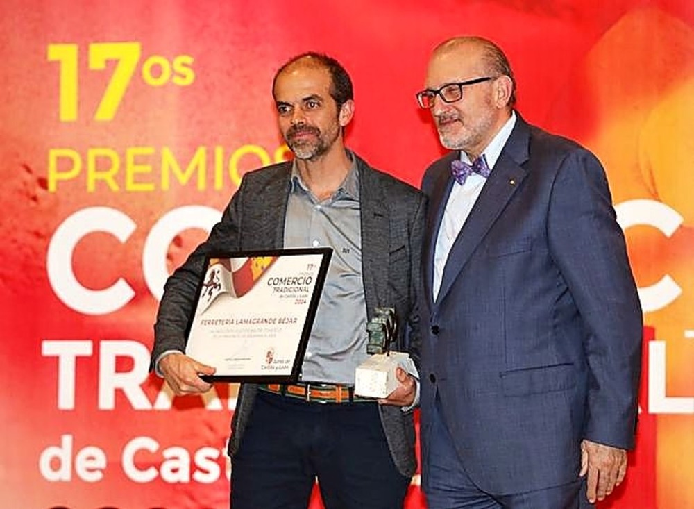  José María Lamagrande, de ferretería Lamagrande, de Bejar(Salamanca), recibe el Premio de Comercio Tradicional de Castilla y León