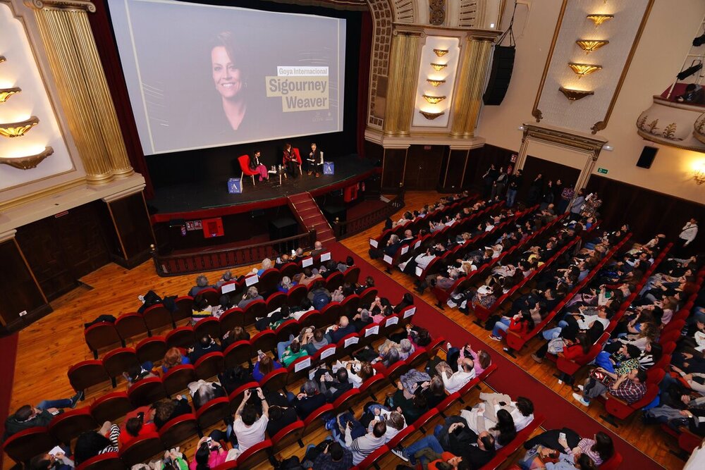 El Teatro Carrión, lleno para el encuentro con Sigourney Weaver.