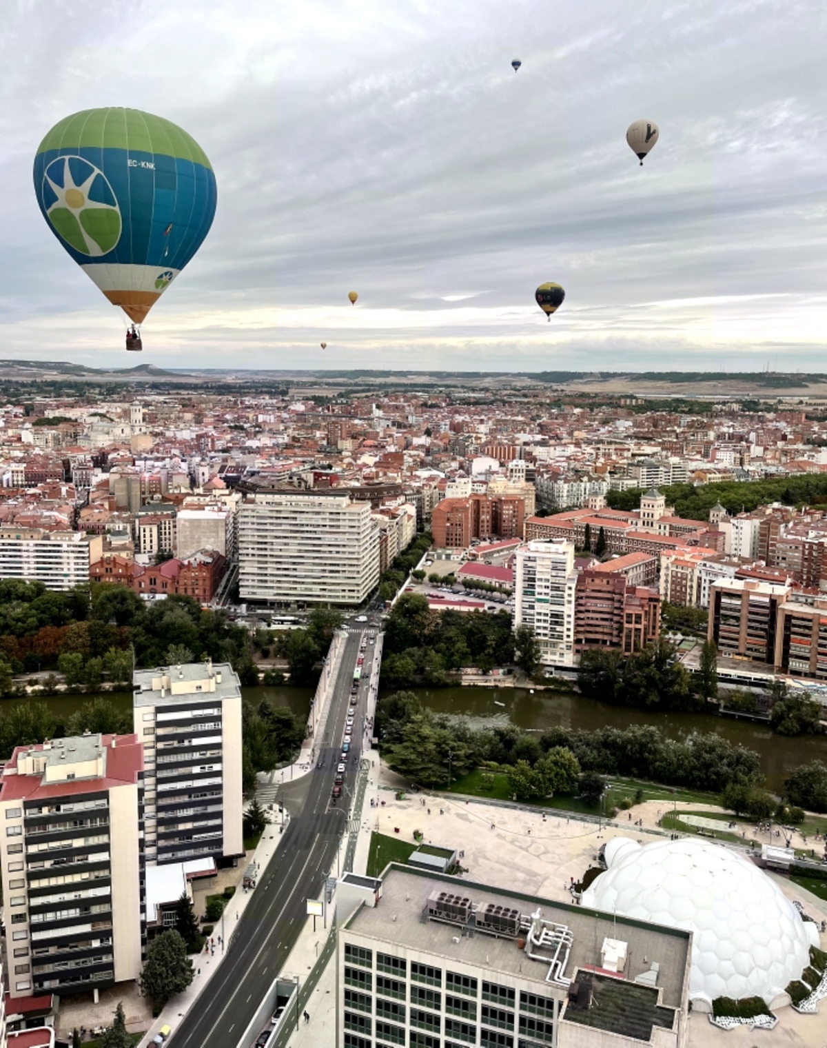 Los globos aerostáticos vuelven a llenar el cielo de Valladolid  / MONTSE ÁLVAREZ (FMD)