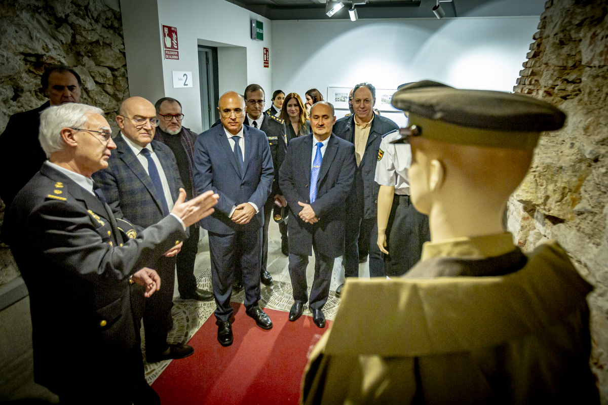 La Policía Nacional inaugura la exposición sobre los 200 años de historia  / JONATHAN TAJES