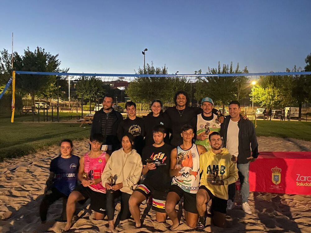 Imagen de los campeones del torneo de voley playa de Zaratán.