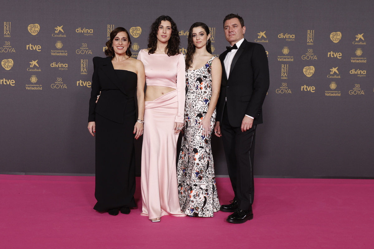 Foto grupal de 'Creatura', con Clara Segura, Clàudia Malagelada, Àlex Brendemühl y su directora, Elena Martín.  / PREMIOS GOYA