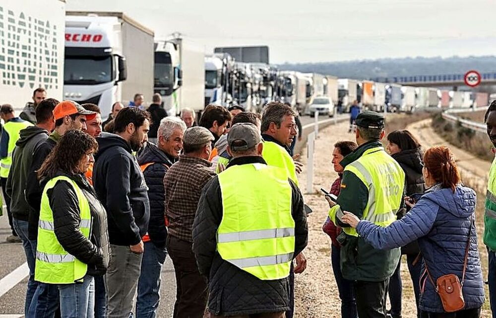 Manifestantes cortaron ayer la A-62 a su paso por Fuentes de Oñoro (Salamanca).