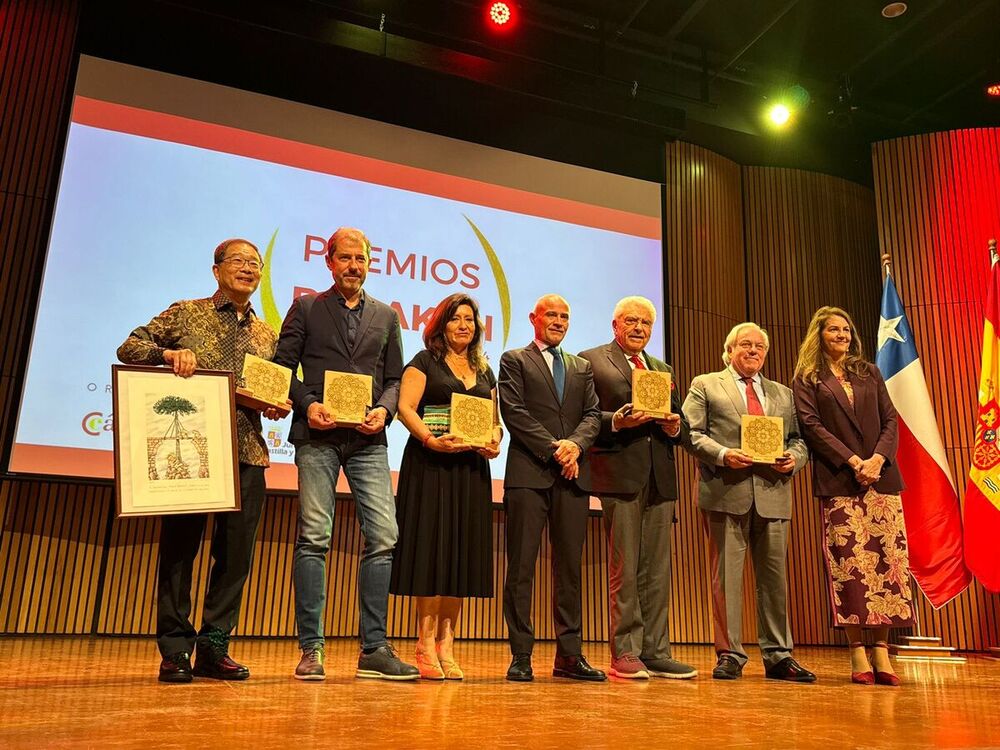 La Cámara de Valladolid otorga el Premio Barakah Europeo al cineasta vallisoletano Roberto Lozano.