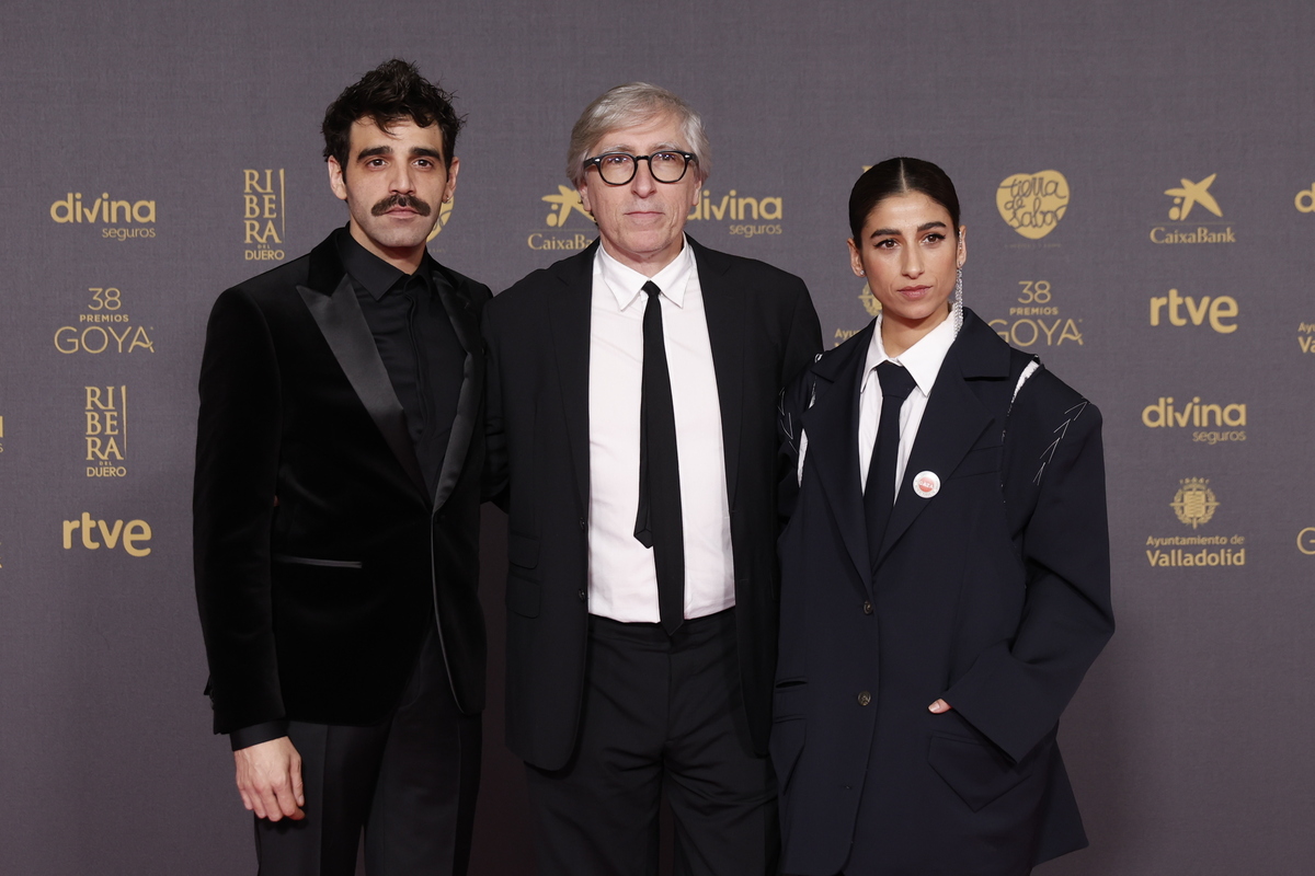 El director David Trueba junto a David Verdaguer y Carolina Yuste, protagonistas de su película 'Saben aquell', nominada en once categorías.  / PREMIOS GOYA