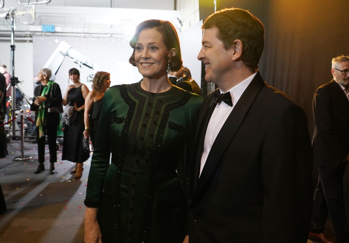 El presidente de la Junta de Castilla y León Alfonso Fernández Mañueco junto a la actriz galardonada con el Goya de Honor Sigourney Weaver.  / MIRIAM CHACÓN (ICAL)