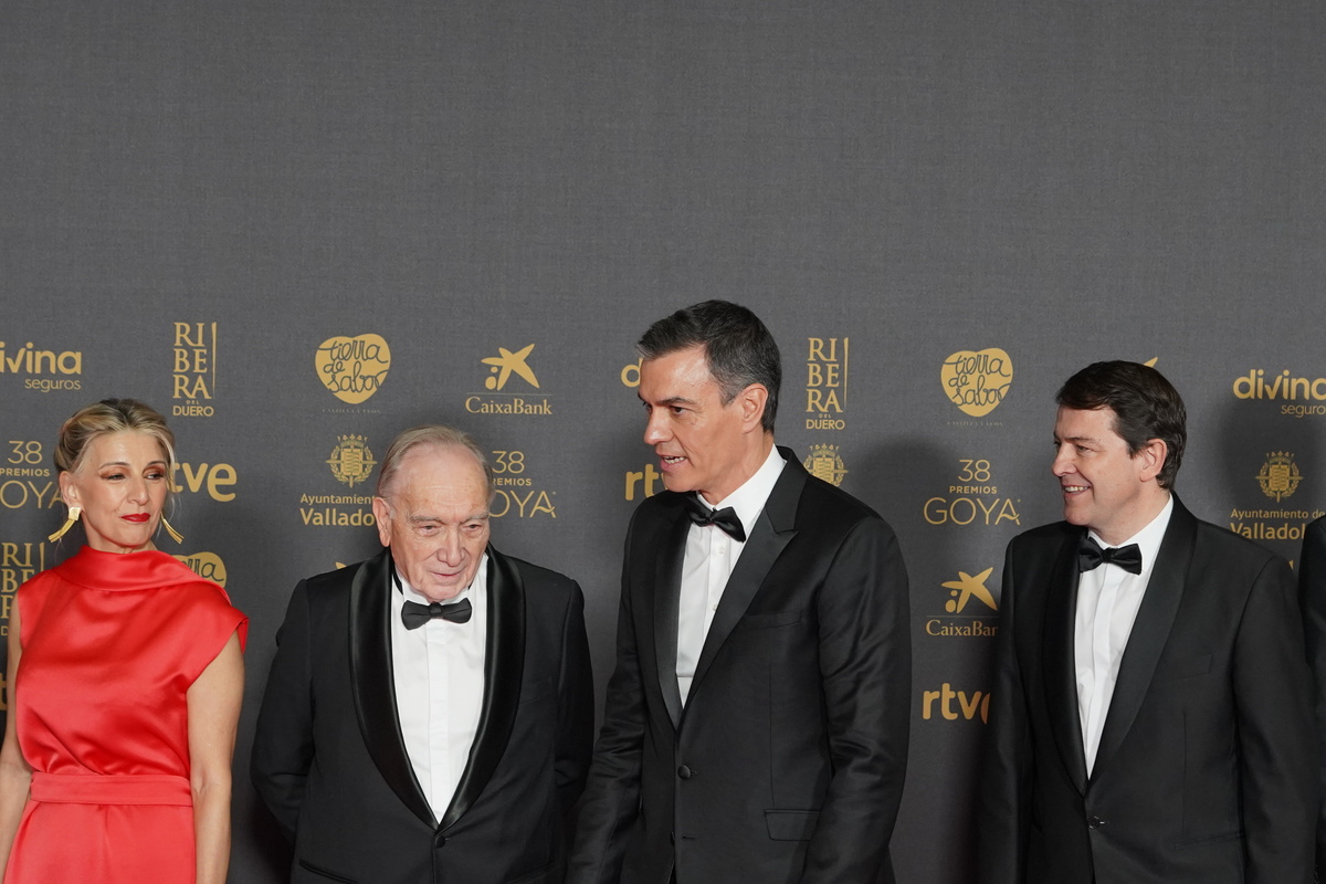 Yolanda Díaz, el director de la Academia del Cine, Fernando Méndez-Leite, Pedro Sánchez y Alfonso Fernández Mañueco.  / MIRIAM CHACÓN (ICAL)