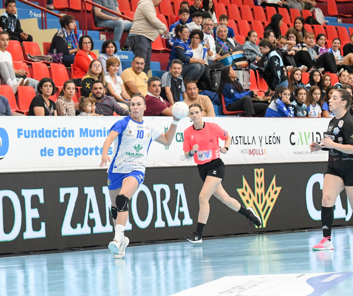 Partido de vuelta de la segunda ronda de la EHF European Cup disputado en Huerta del Rey entre el Caja Rural Aula Valladolid y el KHF Ferizaj de Kosovo.  / VALENTÍN G.DE GARIBAY